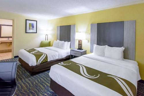 Voodi või voodid majutusasutuse Quality Inn & Suites Civic Center toas