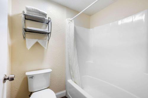 Ванная комната в Econo Lodge West Yarmouth - Cape Cod