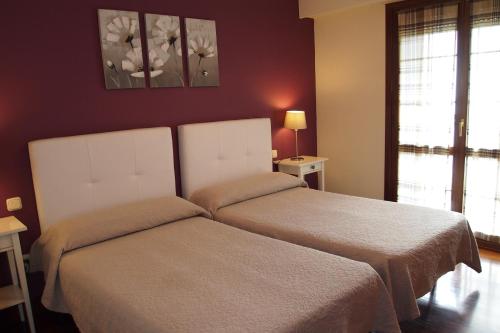 1 Schlafzimmer mit 2 Betten in einem Zimmer in der Unterkunft Apartamento Zabale in Aduna