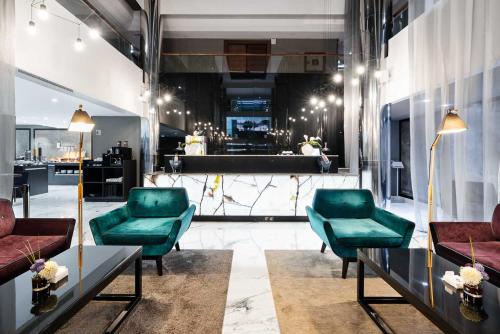 a lobby with two green chairs and a counter at Domo Casablanca in Casablanca