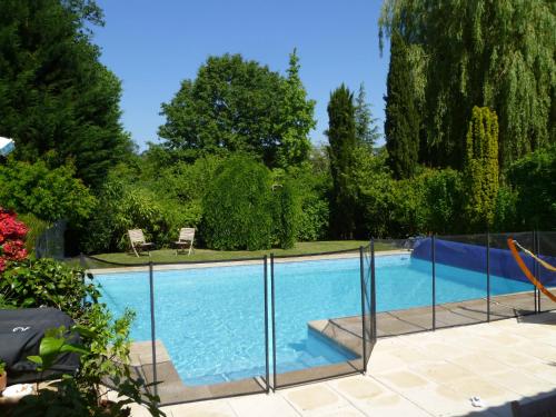 una piscina con una valla alrededor en Villa aux portes du Médoc, en Blanquefort