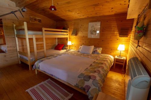 En eller flere senge i et værelse på Log cabin Silec
