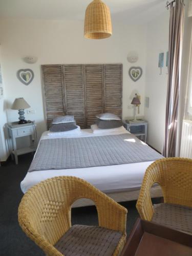 Tempat tidur dalam kamar di Hôtel Les Embruns Sables d'Olonne