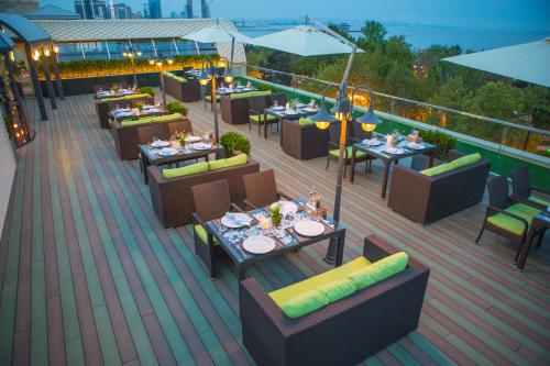 En restaurant eller et andet spisested på Promenade Hotel Baku