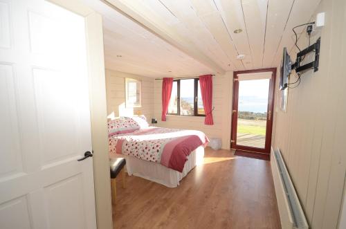 Postel nebo postele na pokoji v ubytování Rustic Log Cabin