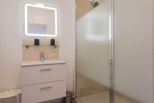 un baño con lavabo y ducha en Toscane Disneyland apartment BMYGUEST, en Serris