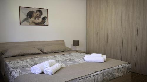 SeccagrandeにあるTerrazza sul Mediterraneoのベッドルーム1室(タオル付)