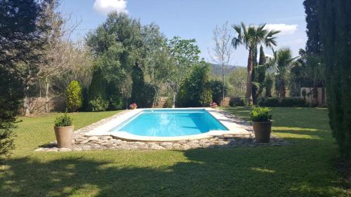 una piscina en medio de un patio en HEAVEN CAN WAIT, en Palma de Mallorca