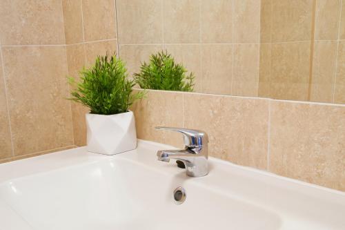 A bathroom at MalagaUrbanRooms - Beach & Sea