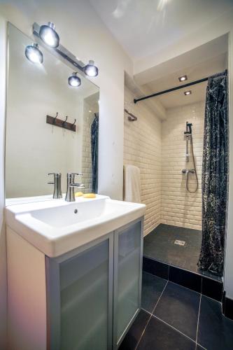 une salle de bain avec un lavabo et une douche dans l'établissement appartement vue mer, à Cannes