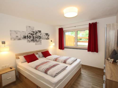 Postel nebo postele na pokoji v ubytování Apartment in Schwendau near Horbergbahn