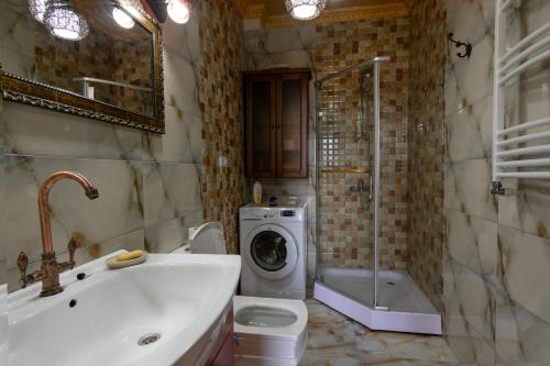 Vonios kambarys apgyvendinimo įstaigoje Guest House Yana