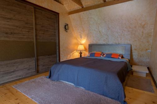 ein Schlafzimmer mit einem Bett und einer Lampe in einem Zimmer in der Unterkunft Guest House Yana in Batumi