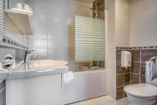 Bilik mandi di Hotel Le Berry Saint-Nazaire