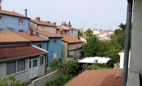 eine Gruppe von Häusern mit roten Ziegeldächern in der Unterkunft Apartments Zlatko in Pula