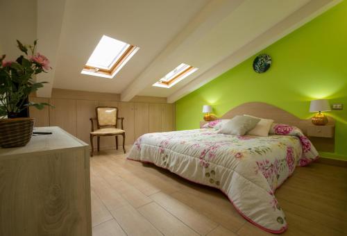 ナポリにあるLa Mansarda Verdeの緑のベッドルーム(ベッド1台、椅子付)