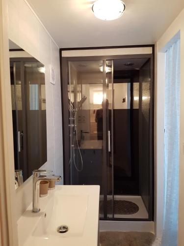 Ένα μπάνιο στο La Perle De Frayssinet-Le-Gélat - Chambre d'Hôtes - B&B