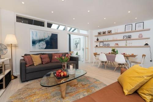 a living room with a couch and a table at Huge & Central 3 Bedr, 4 Beds, 2,5 Bath Covent Gdn in London