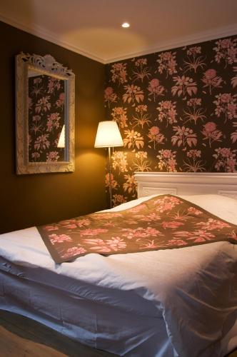 een slaapkamer met een bed met een rode deken erop bij sleeping in bruges in Brugge