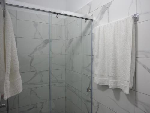 Un baño de Oruci Apartments