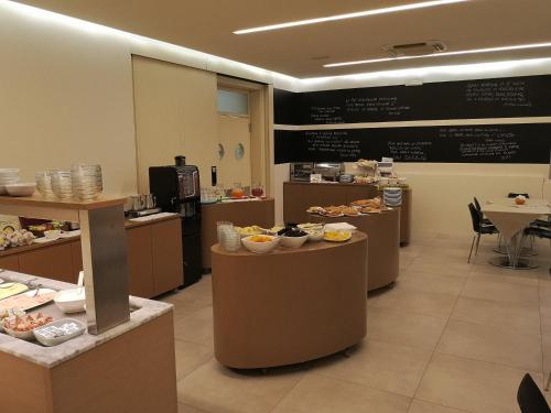 a restaurant with a buffet of food on display at Key Hotel in Vicenza