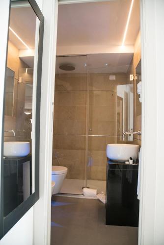 Ένα μπάνιο στο Re Dionisio Luxury Suites