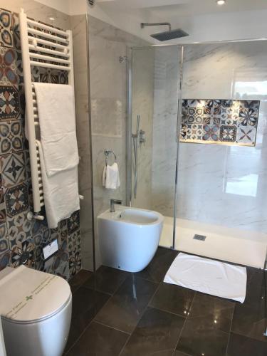 Et badeværelse på Villa Greta Hotel Rooms & Suites