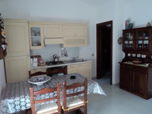 芡歐的住宿－Casa dei Fiori，厨房配有桌椅和水槽。
