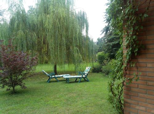 two chairs and a picnic table in a yard at Bed & Breakfast Milù in Cuneo