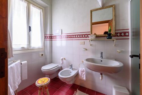 a white bathroom with a sink and a toilet at La locanda del Povero Diavolo in Torriana