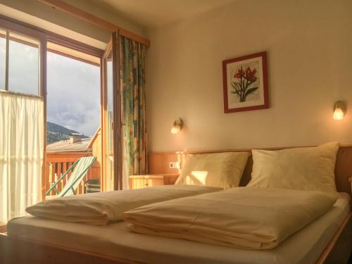 Llit o llits en una habitació de Ferienhaus Alpenland