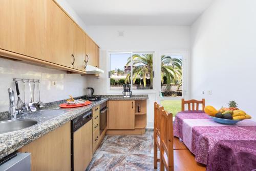 eine Küche mit einem Tisch und einer Obstschale darauf in der Unterkunft Finca La Gaviota - Las Palmeras in Icod de los Vinos