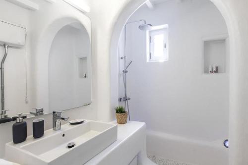 Ванная комната в Villa Gin & Tonic by Mykonos Mood