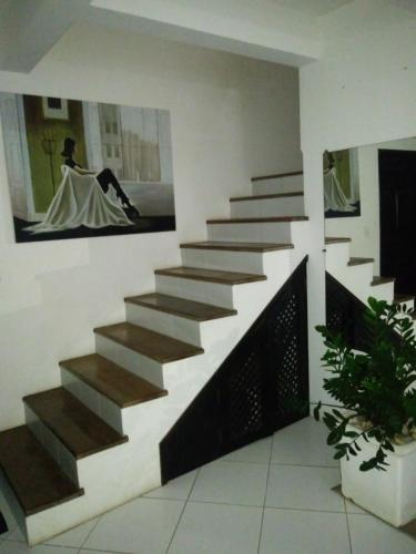 una escalera en una casa con una foto en la pared en Casa Joaquim, en Vera Cruz de Itaparica