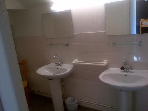 a bathroom with two sinks and a mirror at Gîte Le Rocher in La Grave