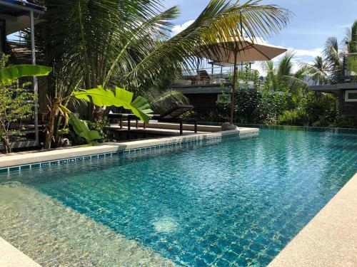 בריכת השחייה שנמצאת ב-Baan Boom Boxes Eco Friendly Resort או באזור