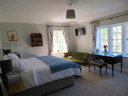 Tempat tidur dalam kamar di Balvraid Lodge B&B