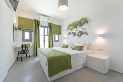 Un pat sau paturi într-o cameră la Blackcoast Santorini