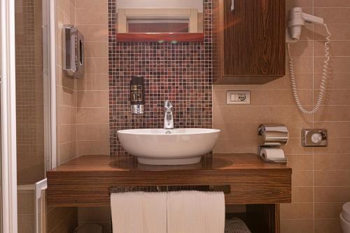 a bathroom with a sink and a bath tub at Hotel Lago Di Garda in Malcesine
