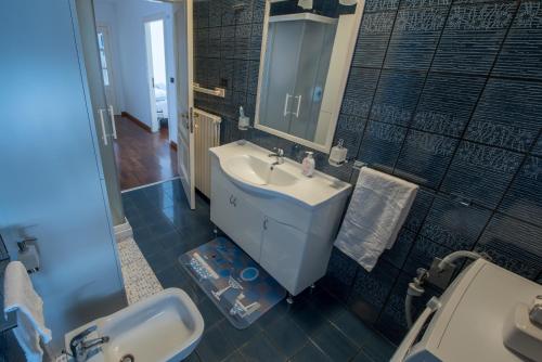 y baño con lavabo y espejo. en Appartamento in completo confort, en Montegranaro