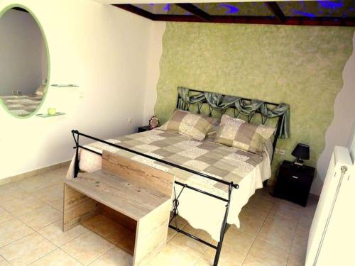 - une chambre avec un lit, une table et un miroir dans l'établissement Cozy apartment in Paradisi, à Paradeísion
