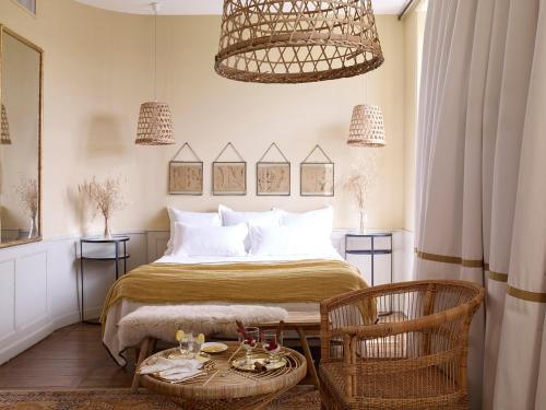 A bed or beds in a room at Hôtel Restaurant de Bouilhac, Spa & Wellness - Les Collectionneurs