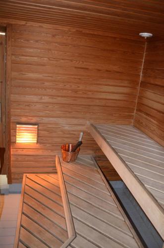 a room with a sauna with a bucket in it at Loft Family Hotel in Imatra