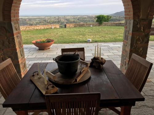 カスティリオーネ・デッラ・ペスカーイアにあるBellavista Prileの木製テーブル