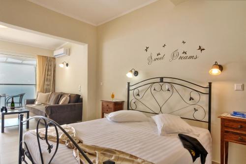 Postel nebo postele na pokoji v ubytování Golden Fox Studios and Suites