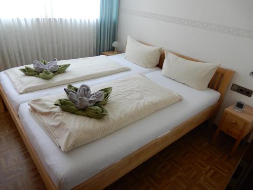 a bedroom with two beds with flowers on them at Fischerweg 5 in Norddeich