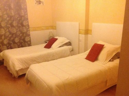 Łóżko lub łóżka w pokoju w obiekcie L'Ecrin D'Osely