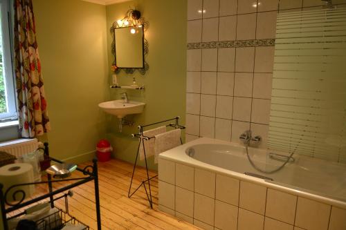 A bathroom at Auberge de Bouvignes