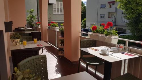 @ Home Hotel Locarnoにあるバルコニーまたはテラス
