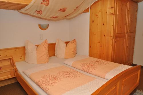 Postel nebo postele na pokoji v ubytování Haus Freispitzblick